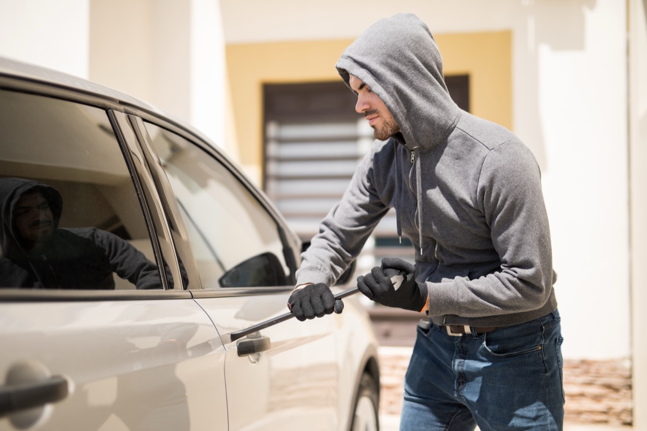 burglar-forcing-a-car-door-2025-07-17-18-33-43-utc.jpg